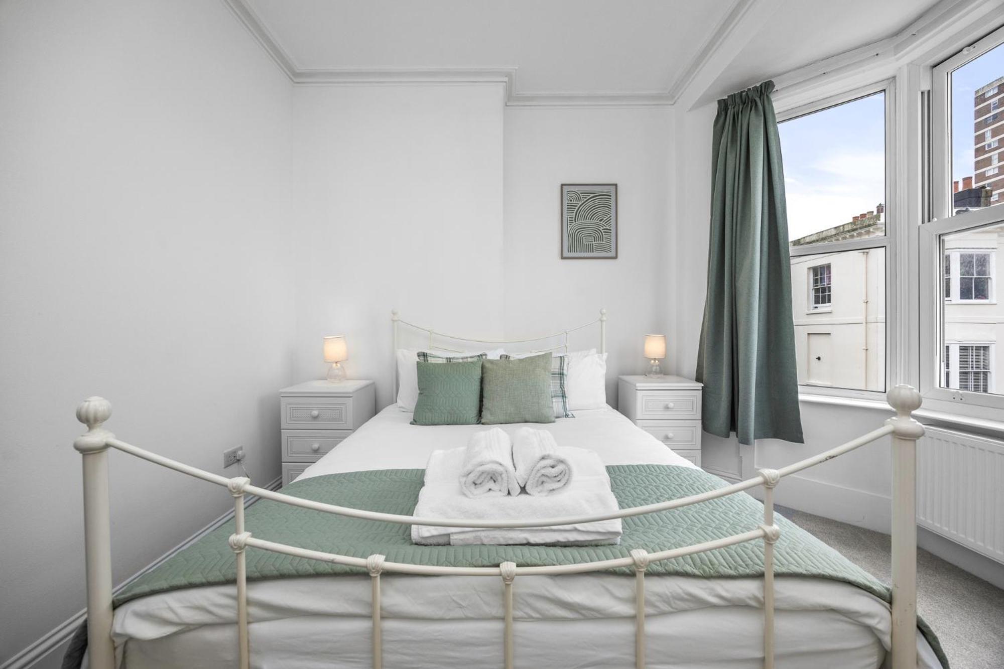 2 Bedroom Flat - With King Sized Beds, Netflix And Sky - Perfect For Contractors, Vacation Guests Or Those Relocating Brighton Екстериор снимка