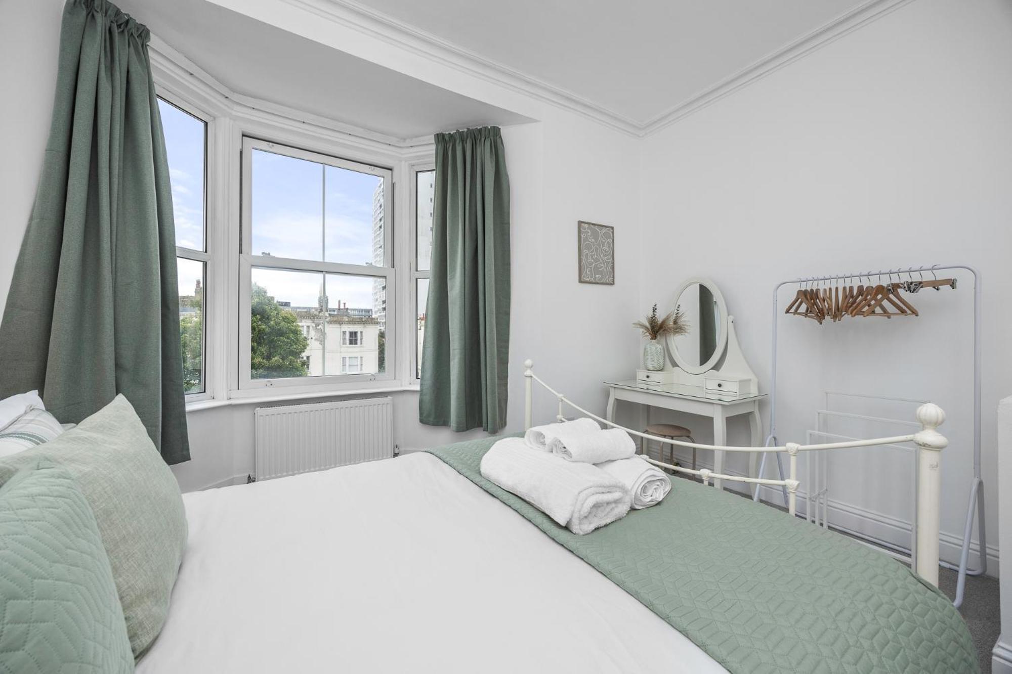 2 Bedroom Flat - With King Sized Beds, Netflix And Sky - Perfect For Contractors, Vacation Guests Or Those Relocating Brighton Екстериор снимка