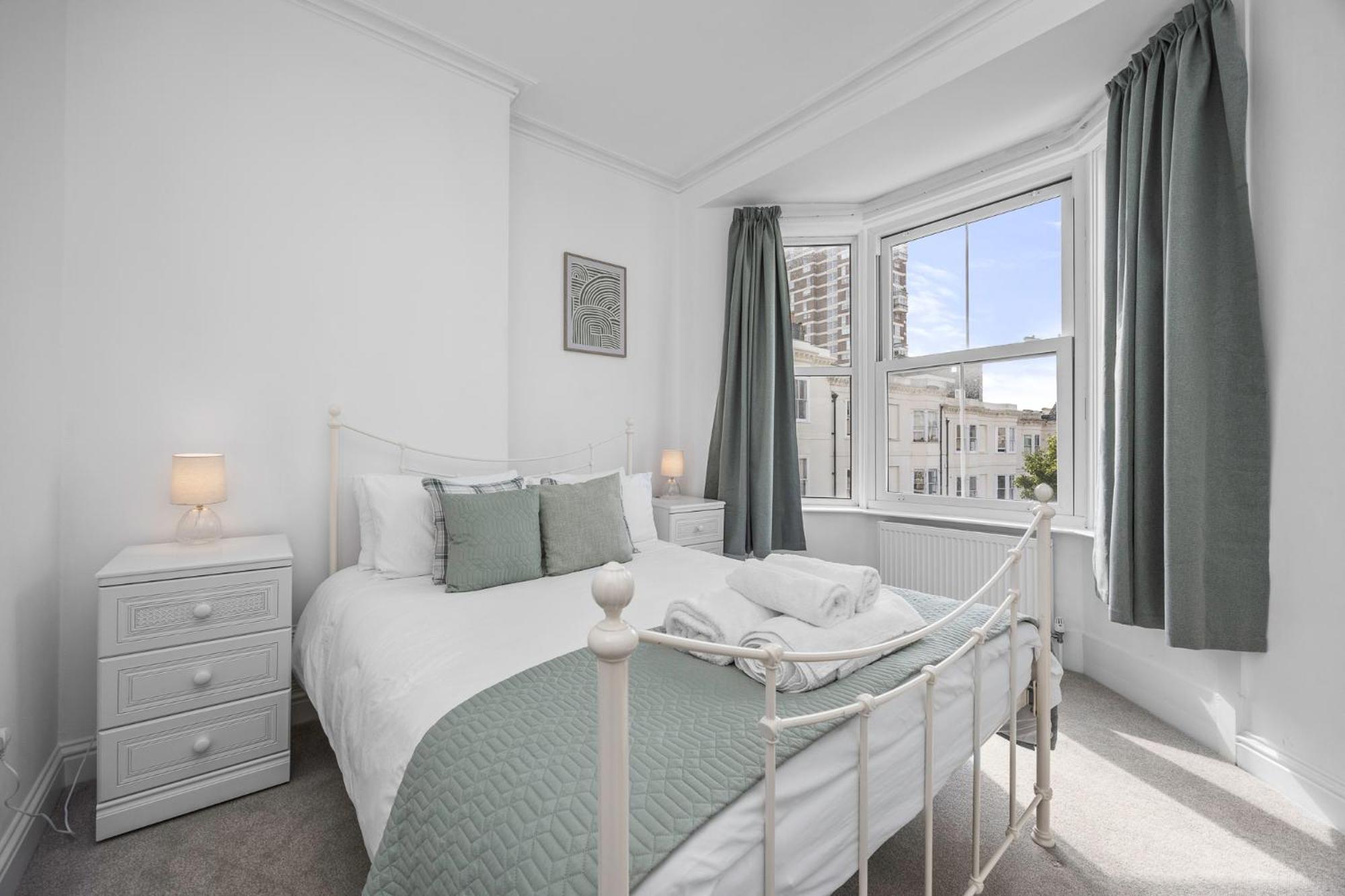 2 Bedroom Flat - With King Sized Beds, Netflix And Sky - Perfect For Contractors, Vacation Guests Or Those Relocating Brighton Екстериор снимка