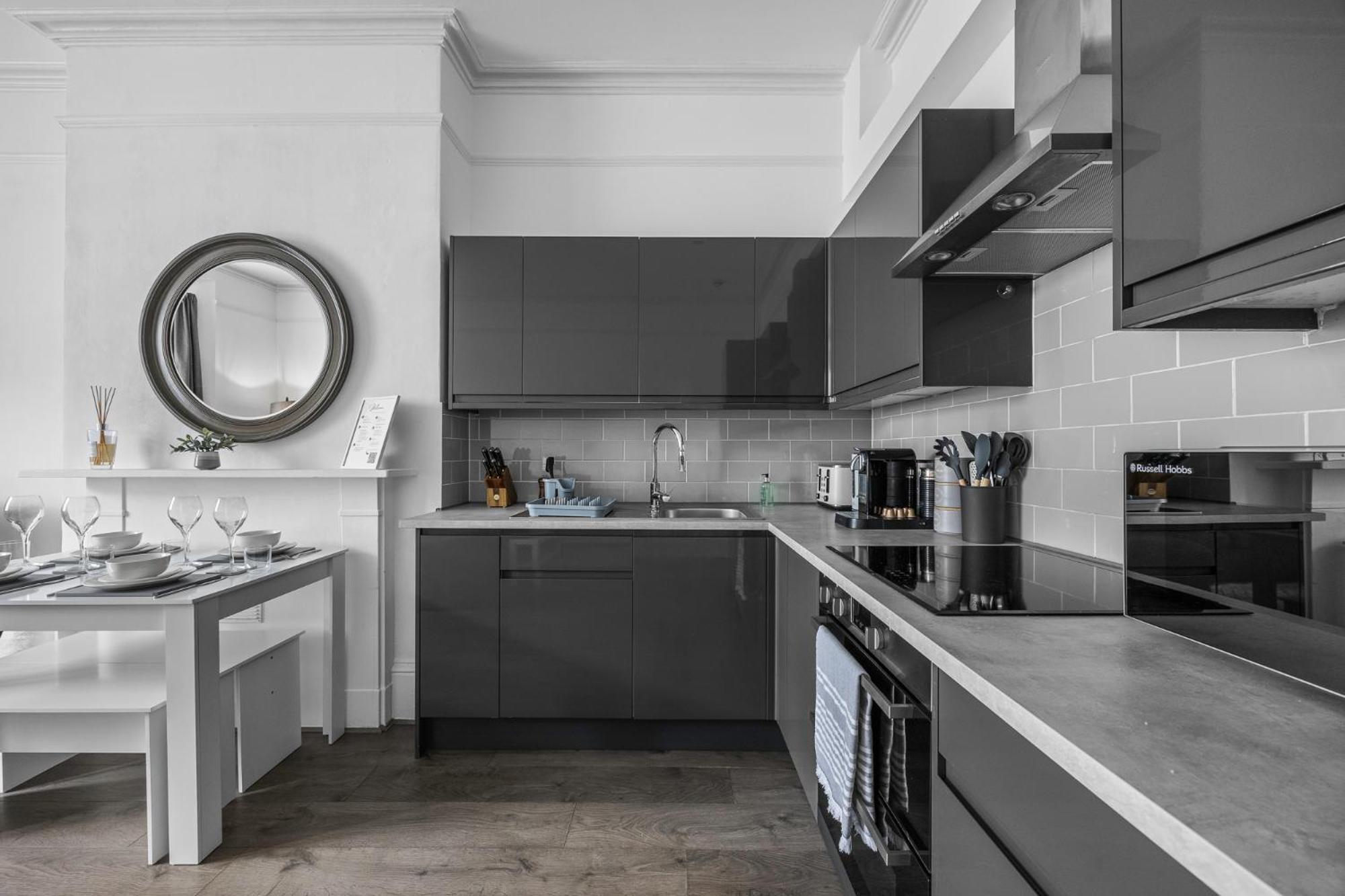 2 Bedroom Flat - With King Sized Beds, Netflix And Sky - Perfect For Contractors, Vacation Guests Or Those Relocating Brighton Екстериор снимка