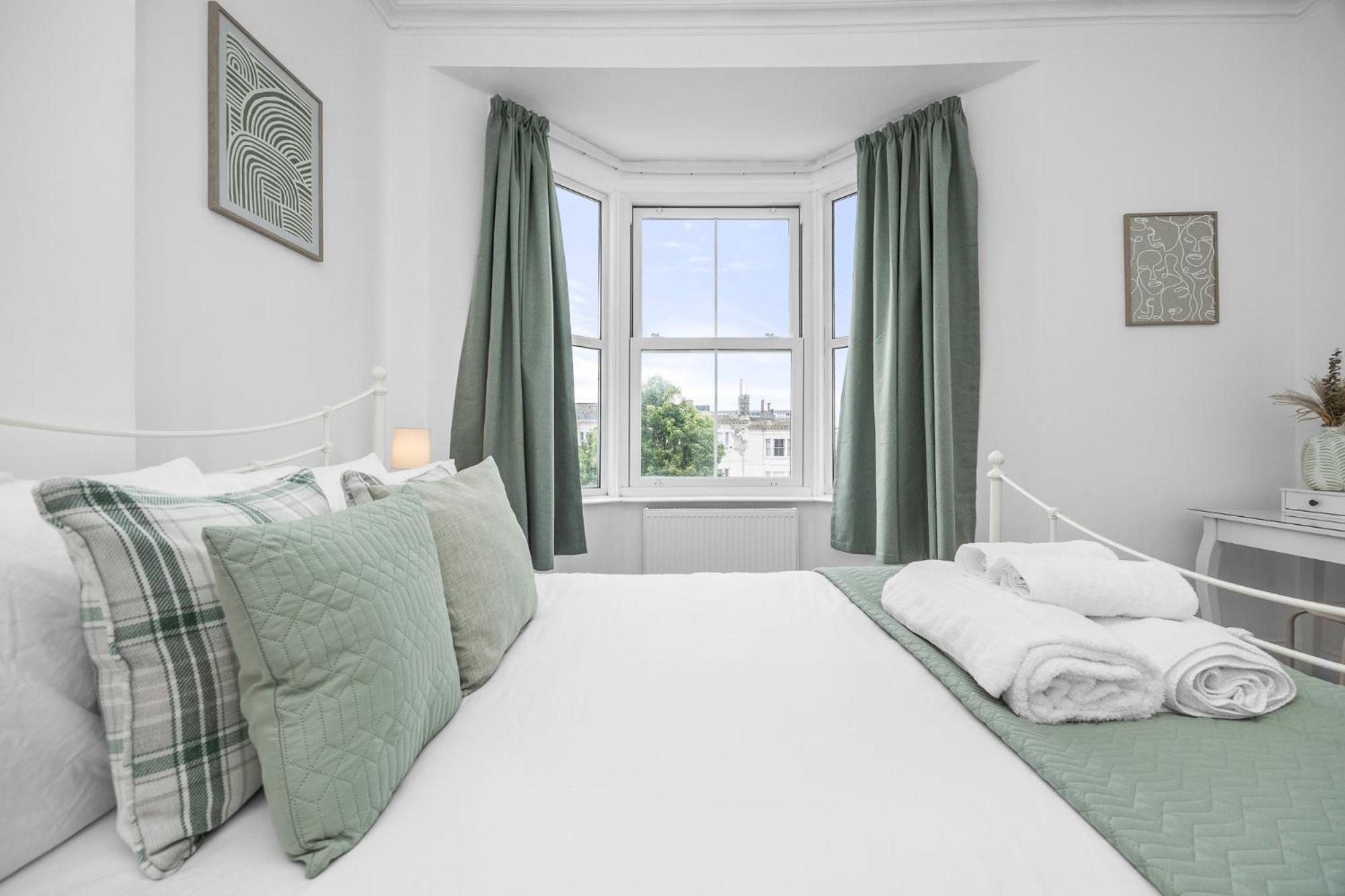 2 Bedroom Flat - With King Sized Beds, Netflix And Sky - Perfect For Contractors, Vacation Guests Or Those Relocating Brighton Екстериор снимка
