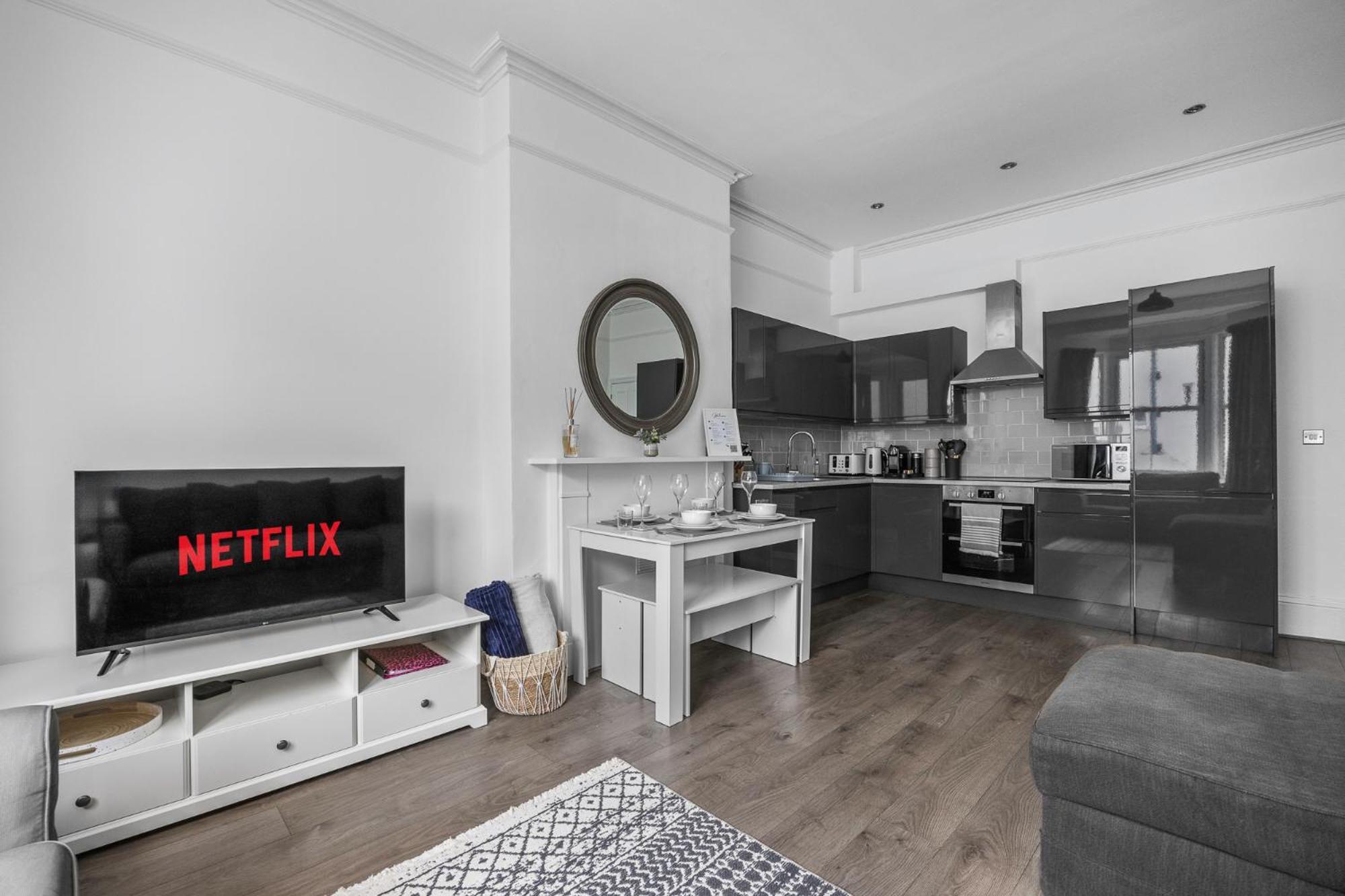 2 Bedroom Flat - With King Sized Beds, Netflix And Sky - Perfect For Contractors, Vacation Guests Or Those Relocating Brighton Екстериор снимка