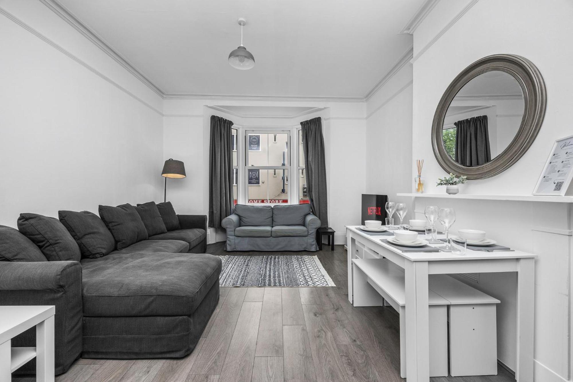 2 Bedroom Flat - With King Sized Beds, Netflix And Sky - Perfect For Contractors, Vacation Guests Or Those Relocating Brighton Екстериор снимка