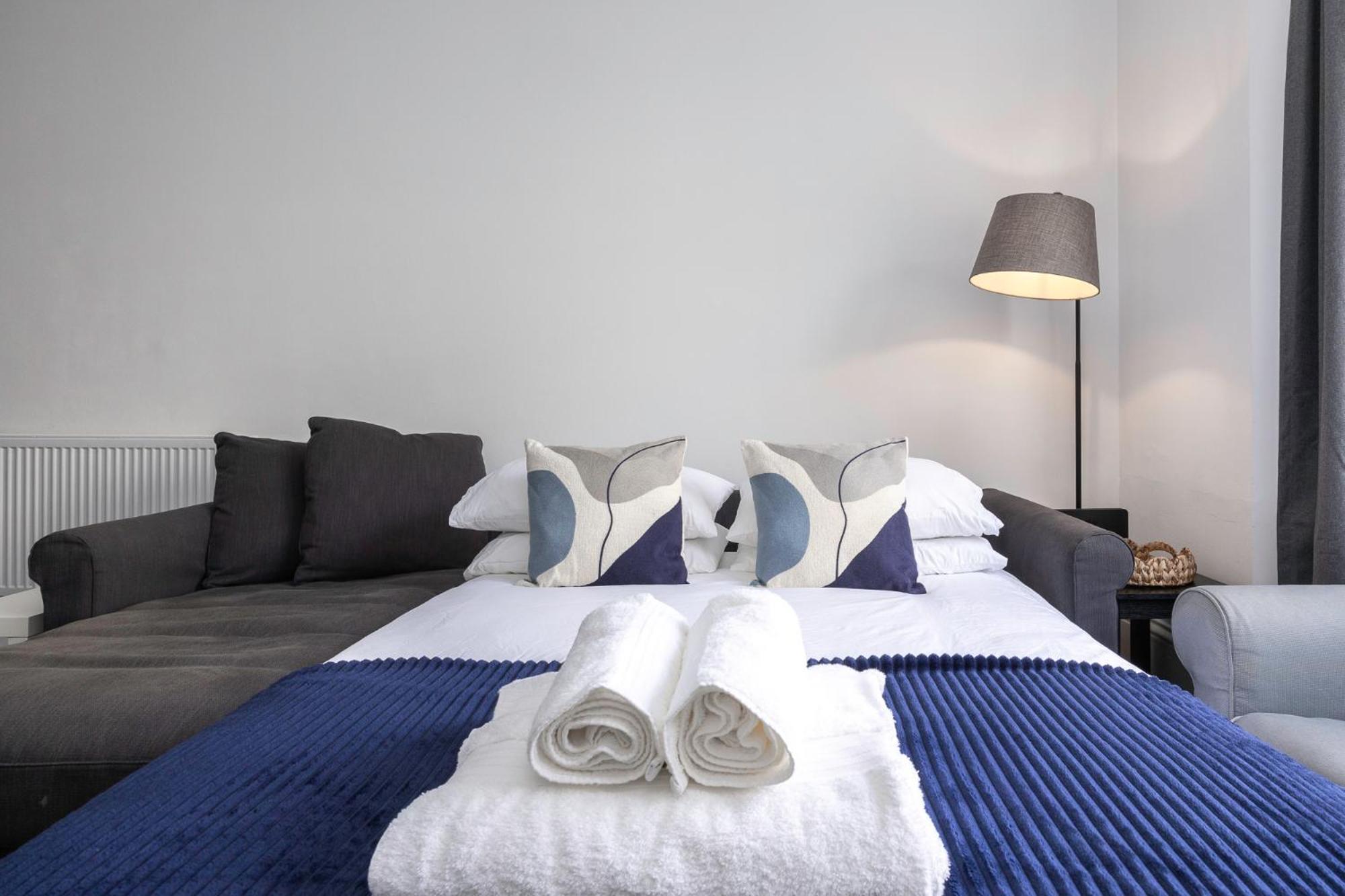 2 Bedroom Flat - With King Sized Beds, Netflix And Sky - Perfect For Contractors, Vacation Guests Or Those Relocating Brighton Екстериор снимка