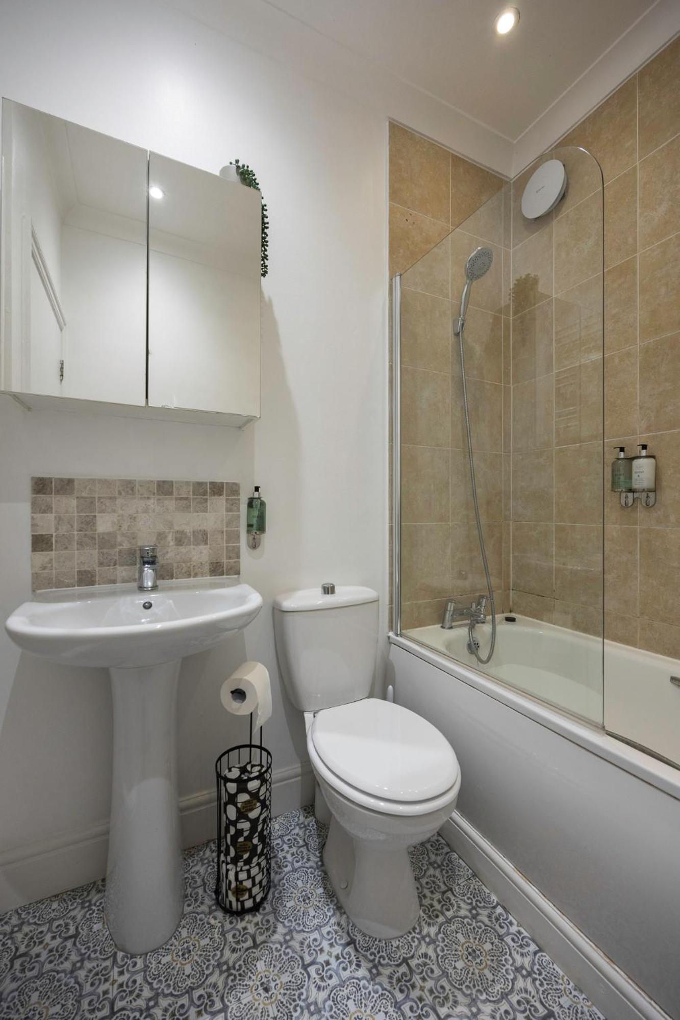 2 Bedroom Flat - With King Sized Beds, Netflix And Sky - Perfect For Contractors, Vacation Guests Or Those Relocating Brighton Екстериор снимка