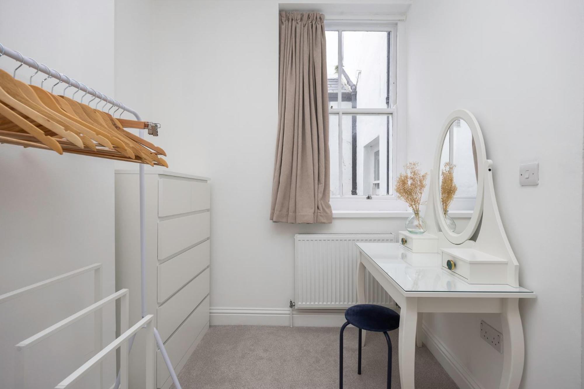 2 Bedroom Flat - With King Sized Beds, Netflix And Sky - Perfect For Contractors, Vacation Guests Or Those Relocating Brighton Екстериор снимка